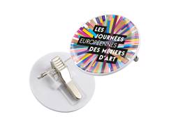 Badge rond avec dôme